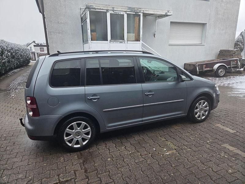 Grau Gebraucht 2010 VW Touran Highline Van / Kleinbus | 3.990 € (Superpreis) - Bild 1/4