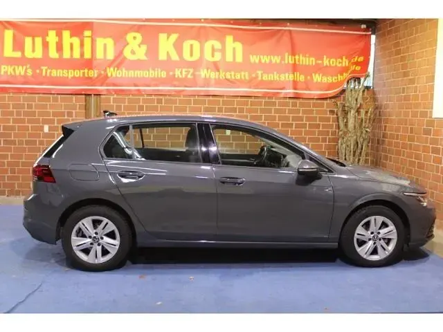 Gebraucht VW Golf VIII Life 131 PS (96 kW) 2020 Delfingrau metallic Limousine