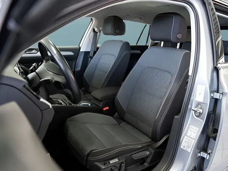 Gebraucht VW Passat 218 PS (160 kW) 2023 Silber Kombi