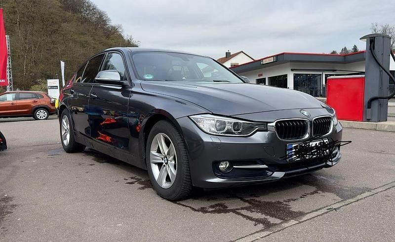 Grau Gebraucht 2015 BMW 318 Sport Line Limousine | 13.200 € (Superpreis) - Bild 1/4