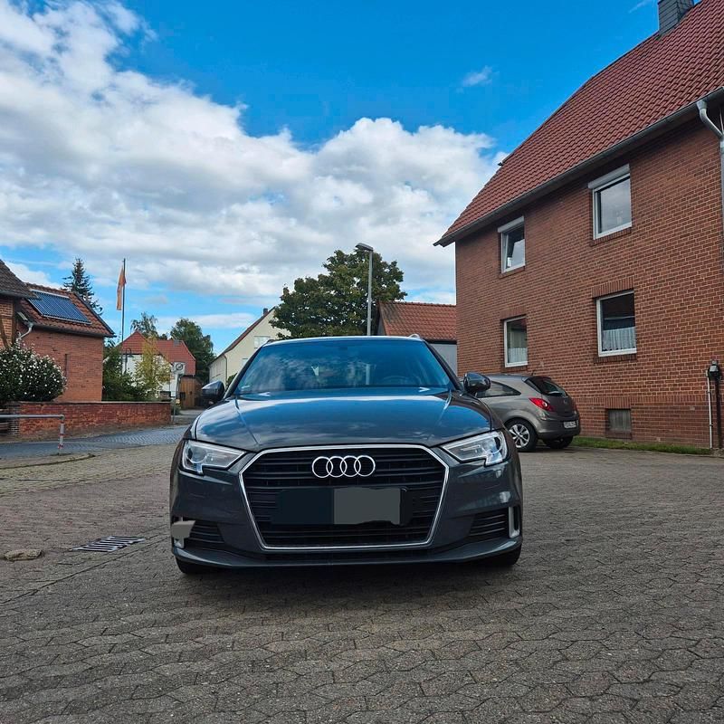Grau Gebraucht 2017 Audi A3 Kombi | 10.500 € (Fairer Preis) - Bild 1/4