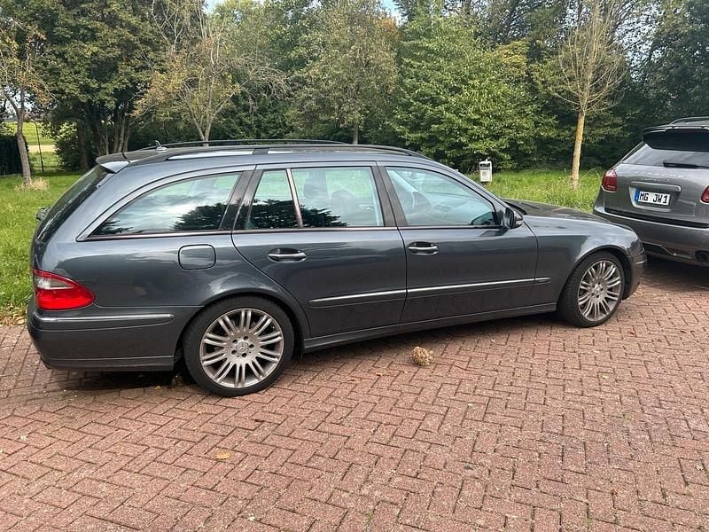 Grau Gebraucht 2008 Mercedes E320 Sport Kombi | 8.200 € (Teuer) - Bild 1/4