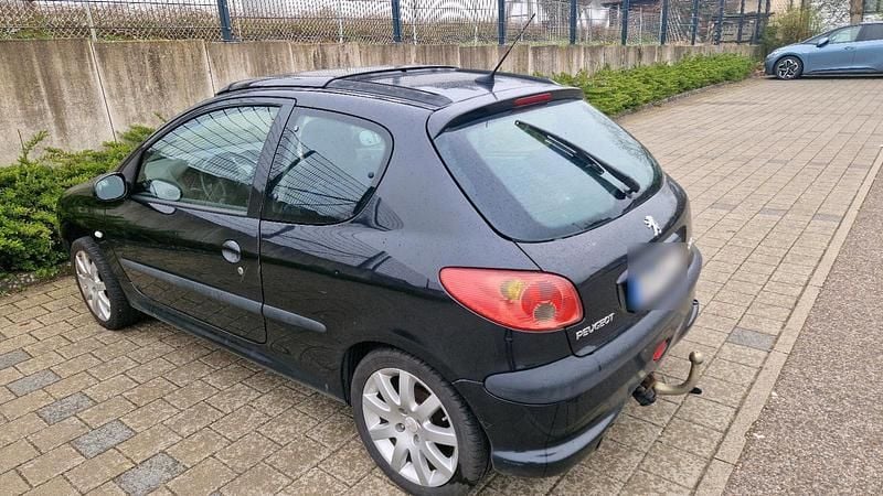 Gebraucht Peugeot 206 90 PS (66 kW) 2004 Schwarz Kleinwagen