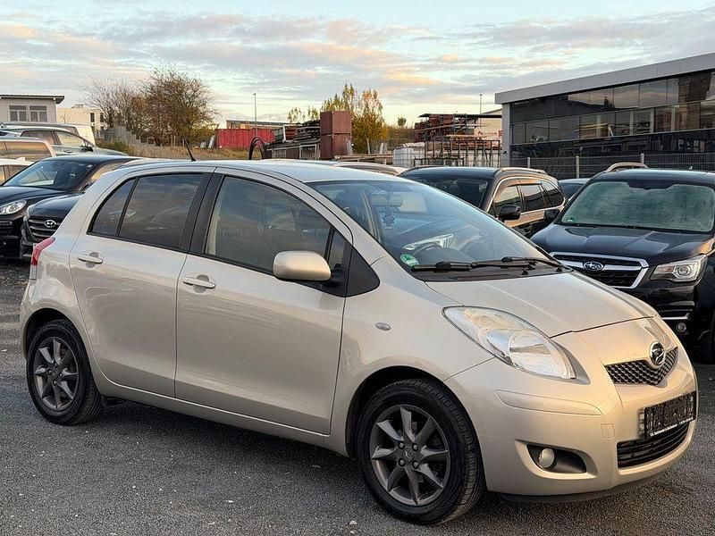 Gebraucht Daihatsu Charade 99 PS (72 kW) 2012 Gelb Limousine