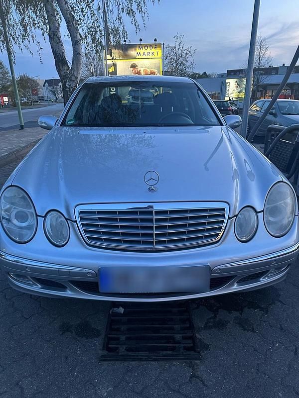 Gebraucht Mercedes E220 150 PS (110 kW) 2003 Silber Limousine