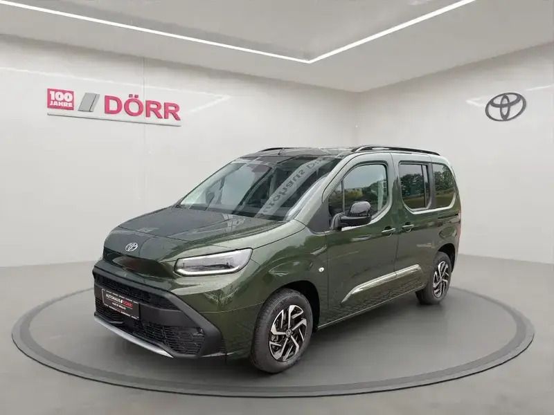 Grün Gebraucht 2024 Toyota Proace Verso City Kombi | 35.490 € (Fairer Preis) - Bild 1/4