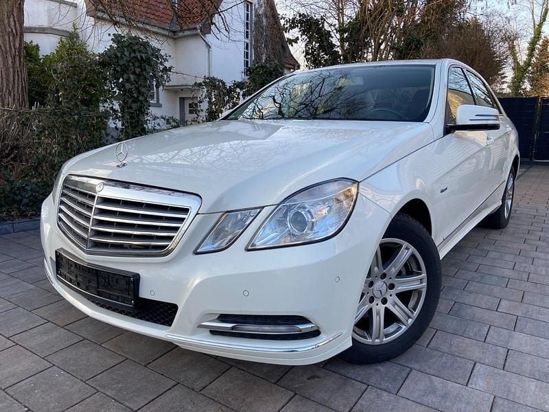 Weiß Gebraucht 2013 Mercedes E220 Elegance Limousine | 12.490 € (Fairer Preis) - Bild 1/4