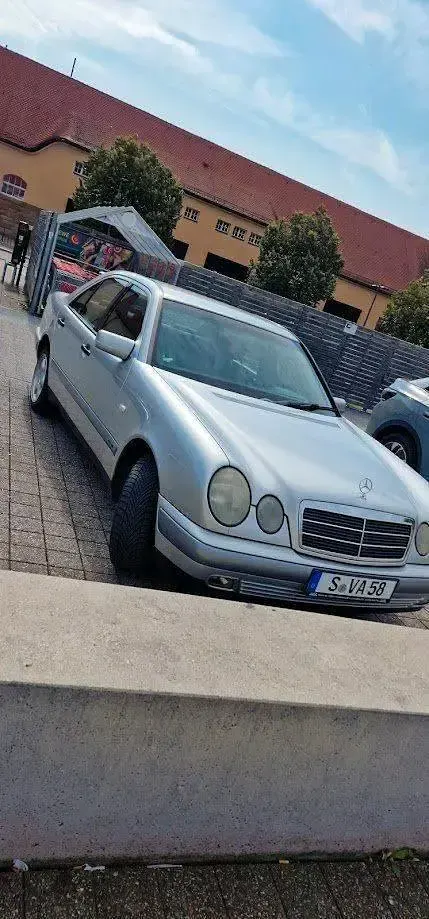 Gebraucht Mercedes E240 170 PS (125 kW) 1998 Silber Limousine