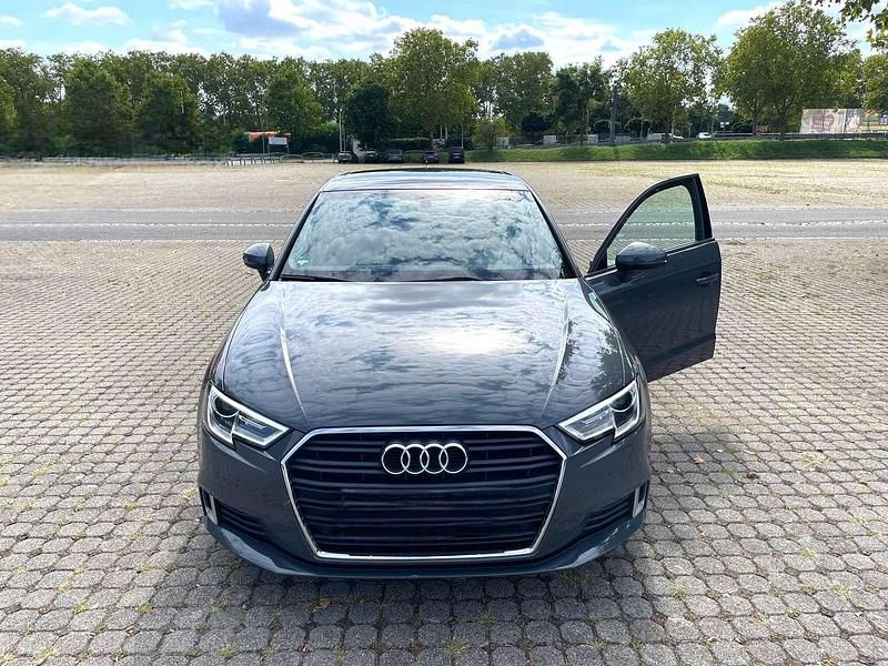 Grau Gebraucht 2019 Audi A3 Sport Limousine | 15.700 € (Superpreis) - Bild 1/4
