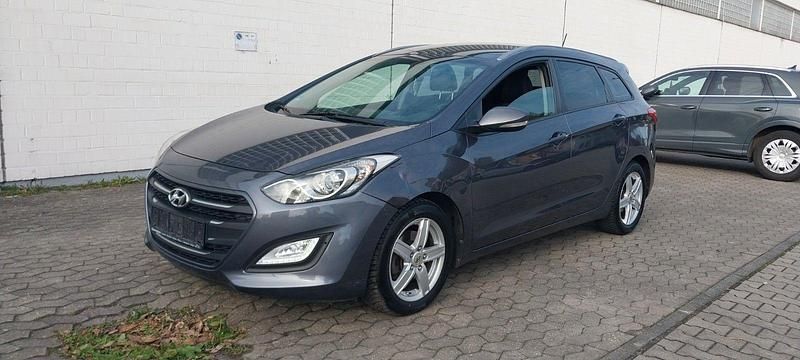 Grau Gebraucht 2017 Hyundai i30 Kombi | 6.999 € - Bild 1/4