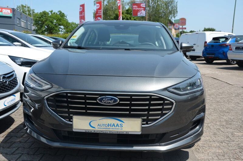 Grau Gebraucht 2023 Ford Focus Titanium Limousine | 20.790 € (Superpreis) - Bild 1/4