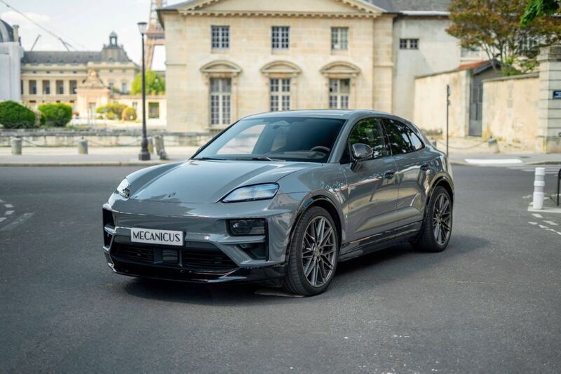 Grau Gebraucht 2024 Porsche Macan Turbo SUV | 112.900 € (Superpreis) - Bild 1/4
