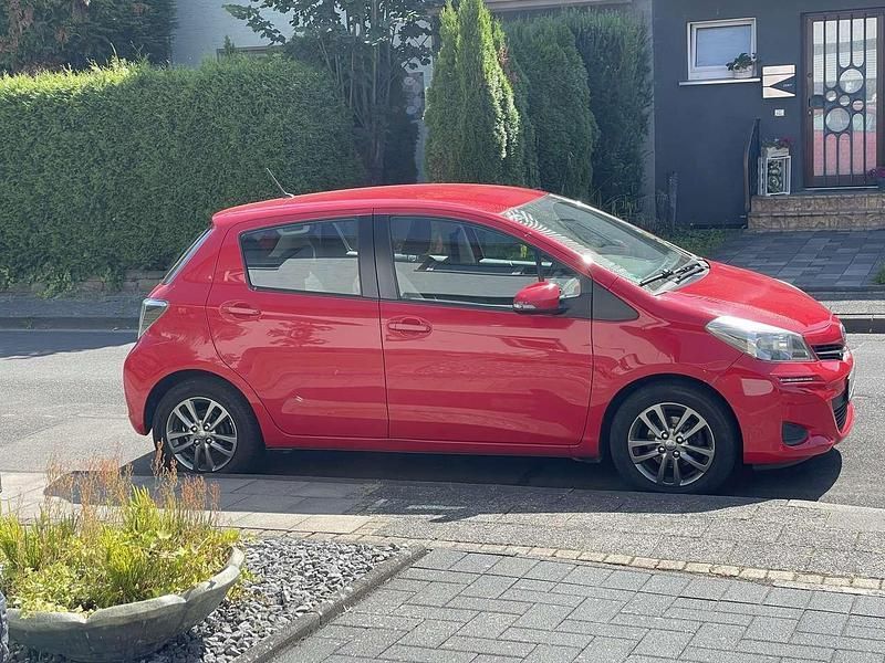 Rot Gebraucht 2014 Toyota Yaris Edition Kleinwagen | 6.600 € (Guter Preis) - Bild 1/4
