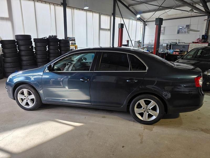 Gebraucht VW Jetta Comfortline 122 PS (89 kW) 2009 Blau Limousine