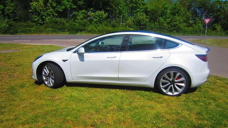 Second-hand Tesla Model 3 350 kW (476 CP) 2019 Alb Berlinǎ