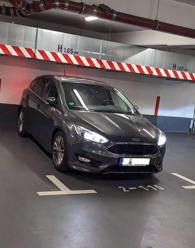 Gebraucht Ford Focus Titanium 120 PS (88 kW) 2016 Grau Limousine
