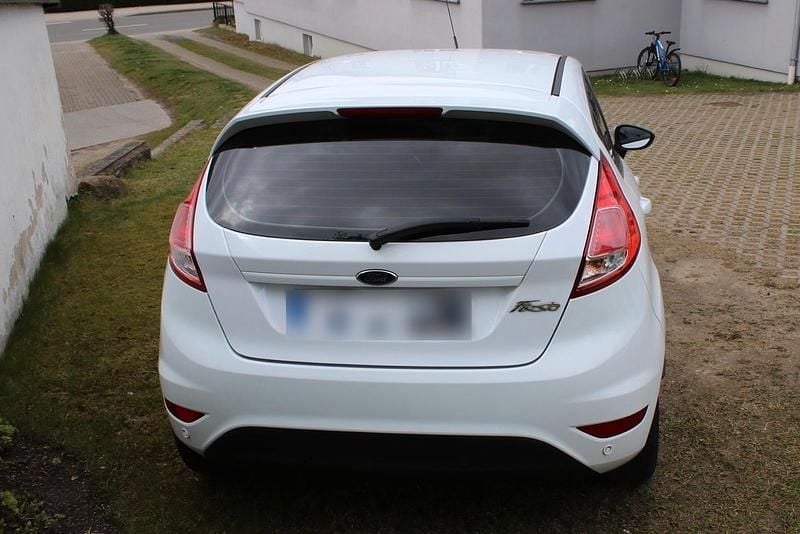 Gebraucht Ford Fiesta 74 PS (54 kW) 2017 Weiß Kleinwagen