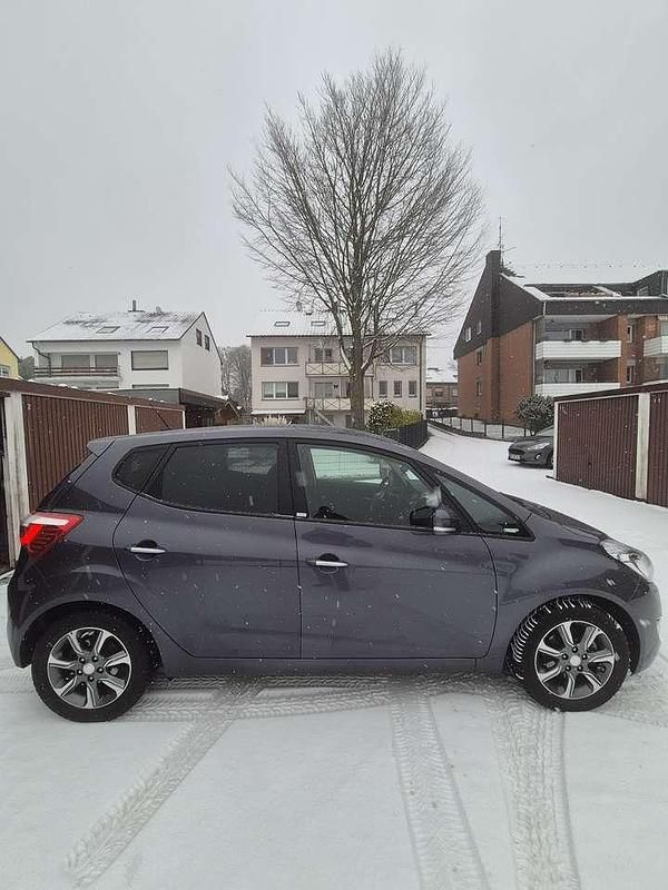 Gebraucht Hyundai ix20 Passion 90 PS (66 kW) 2016 Grau Kleinwagen