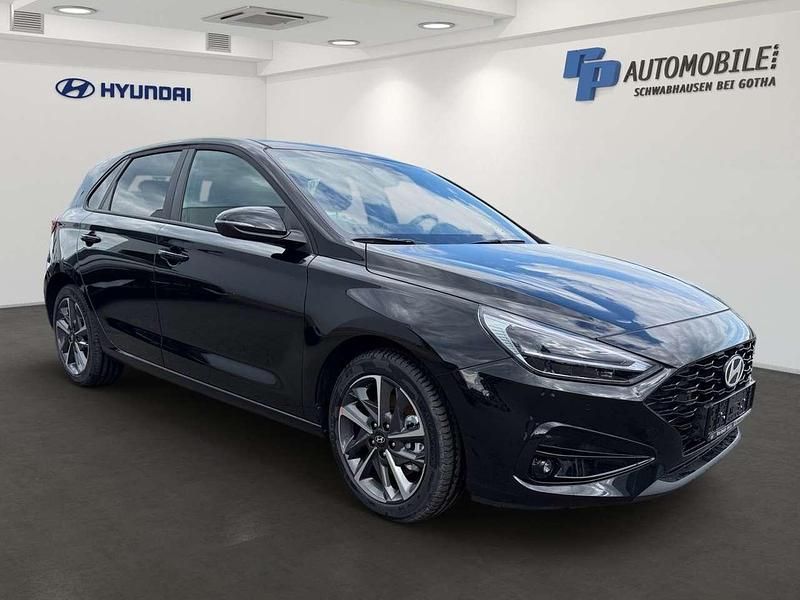 Gebraucht Hyundai i30 Advantage 101 PS (74 kW) 2024 Abyss black / mic Kleinwagen