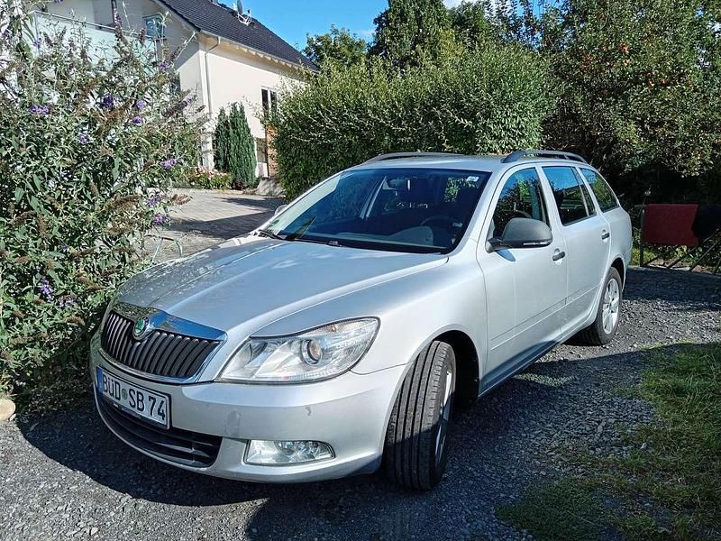 Grau Gebraucht 2012 Skoda Octavia Kombi | 2.200 € - Bild 1/4