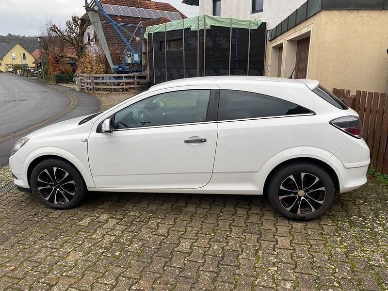 Weiß Gebraucht 2009 Opel Astra GTC Limousine | 2.500 € (Fairer Preis) - Bild 1/4
