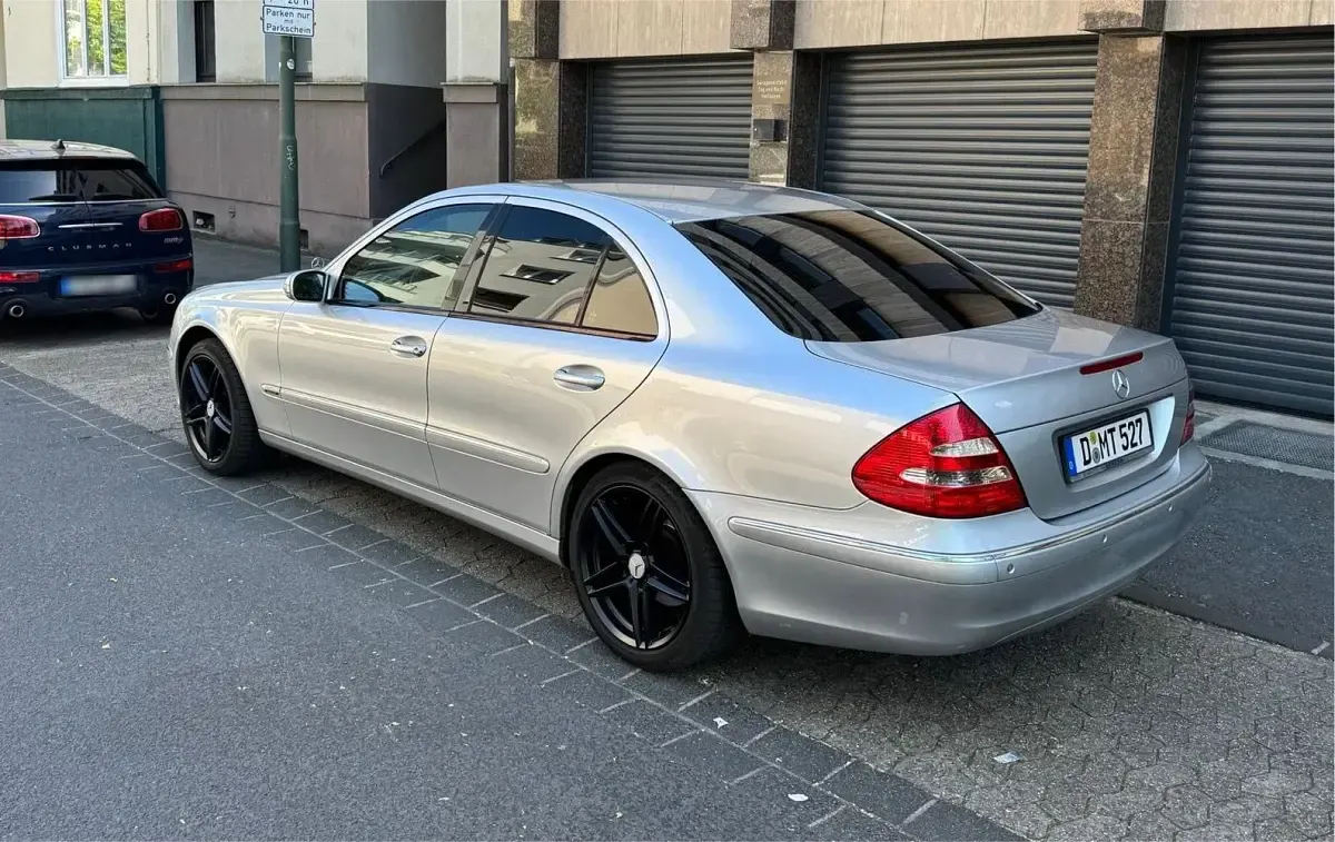 Gebraucht Mercedes E200 Elegance 122 PS (89 kW) 2003 Silber Limousine