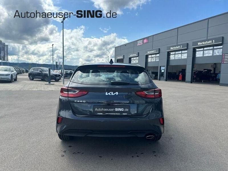 Neu Kia Ceed 101 PS (74 kW) 2025 Grau Kleinwagen