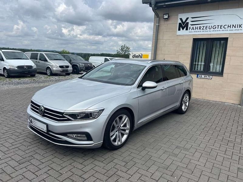 Reflexsilber Gebraucht 2021 VW Passat Elegance Kombi | 18.900 € (Fairer Preis) - Bild 1/4