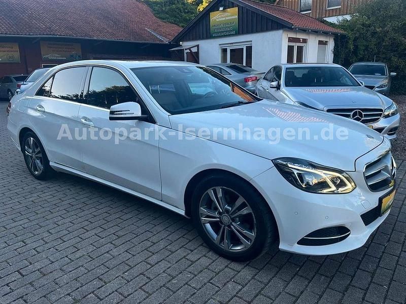 Weiß Gebraucht 2015 Mercedes E220 Avantgarde Limousine | 18.499 € (Fairer Preis) - Bild 1/4