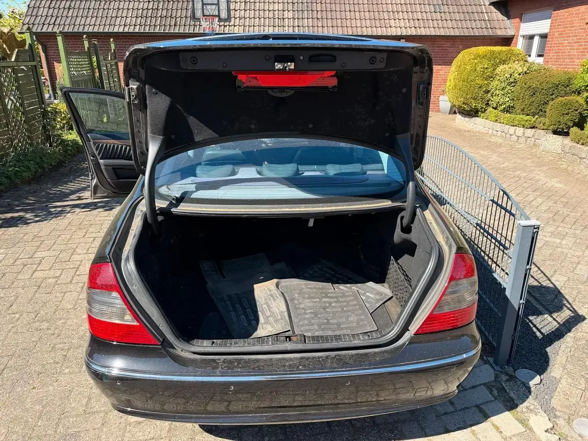 Second-hand Mercedes E300 211 CP (155 kW) 2008 Albastru Berlinǎ