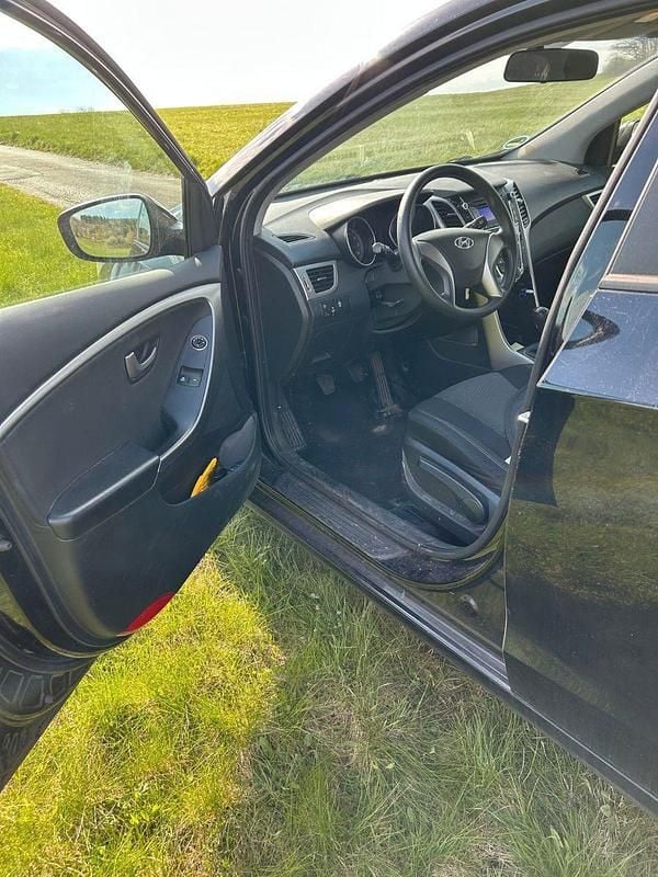 Gebraucht Hyundai i30 101 PS (74 kW) 2016 Schwarz Limousine