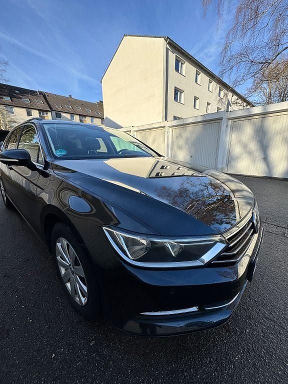 Schwarz Gebraucht 2016 VW Passat Comfortline Kombi | 9.999 € (Guter Preis) - Bild 1/4