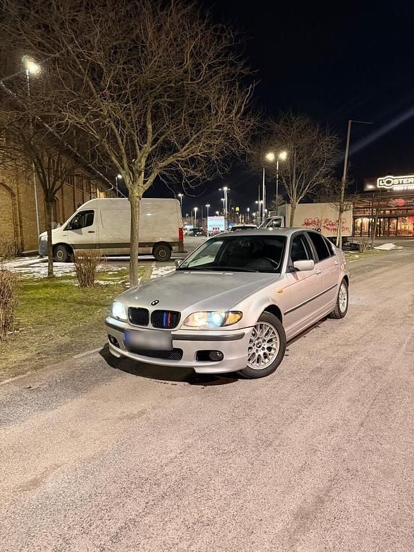 Second-hand BMW 325 192 CP (141 kW) 2004 Argintiu Berlinǎ