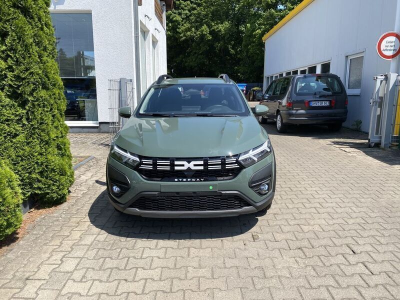 Neu Dacia Sandero Expression 91 PS (66 kW) 2025 Grün Kleinwagen