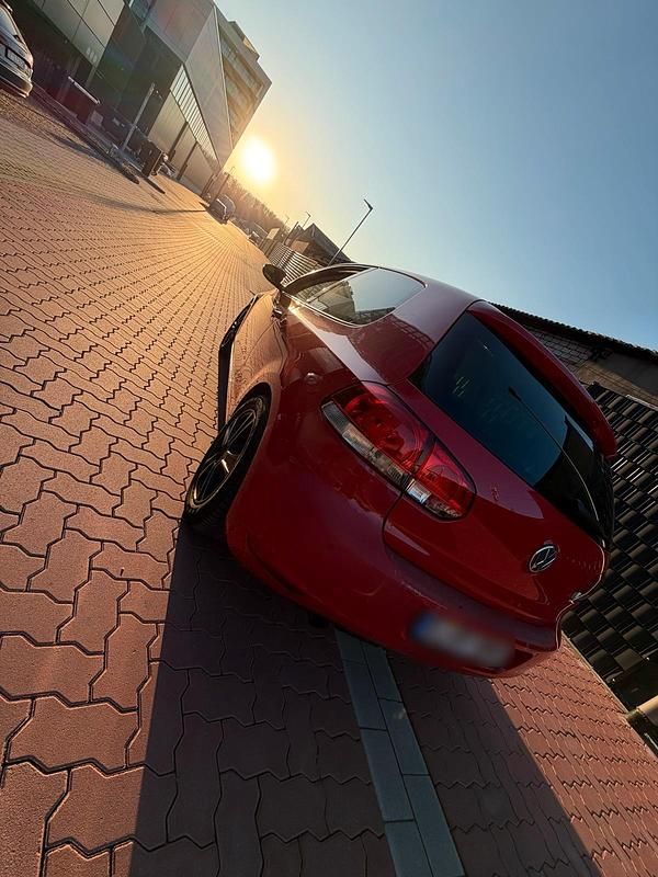 Gebraucht VW Golf VI 122 PS (89 kW) 2012 Rot Kleinwagen