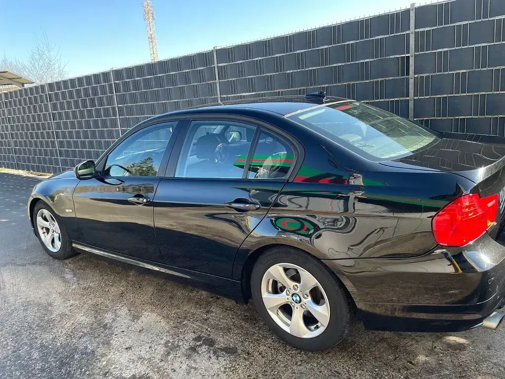 Gebraucht BMW 320 163 PS (119 kW) 2010 Schwarz Limousine