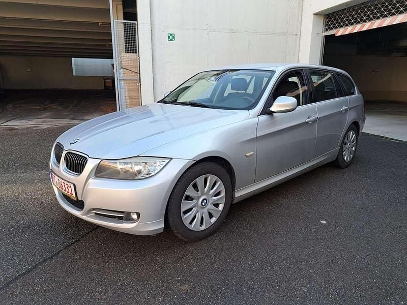 Gebraucht BMW 318 143 PS (105 kW) 2011 Titansilber metallic Kombi