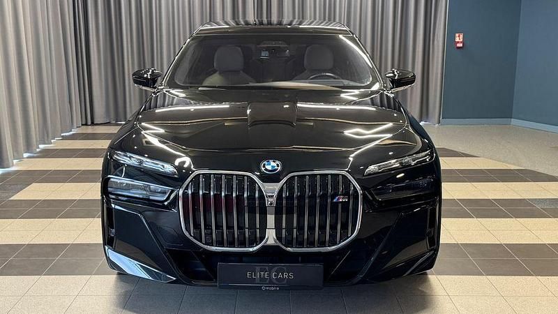 Gebraucht BMW M760e Performance 571 PS (419 kW) 2024 Schwarz Limousine
