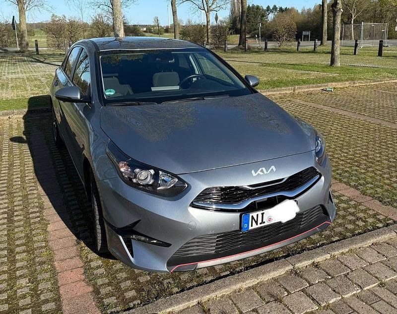 Gebraucht Kia Ceed Spirit 160 PS (117 kW) 2022 Silber Kleinwagen