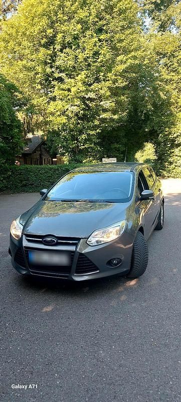 Grau Gebraucht 2013 Ford Focus Kombi | 5.000 € (Etwas zu teuer) - Bild 1/4