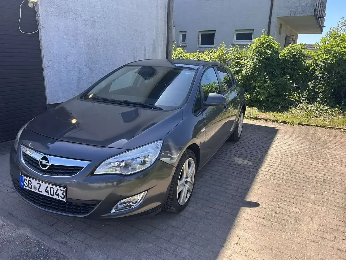 Gebraucht Opel Astra Edition 140 PS (102 kW) 2011 Limousine