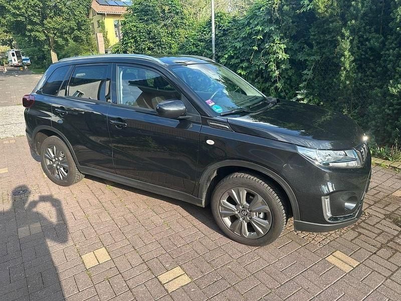 Schwarz Gebraucht 2024 Suzuki Vitara Comfort+ SUV | 22.699 € (Fairer Preis) - Bild 1/4