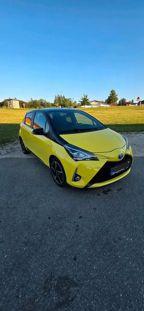 Gebraucht Toyota Yaris Hybrid Style 73 PS (53 kW) 2017 Gelb Kleinwagen