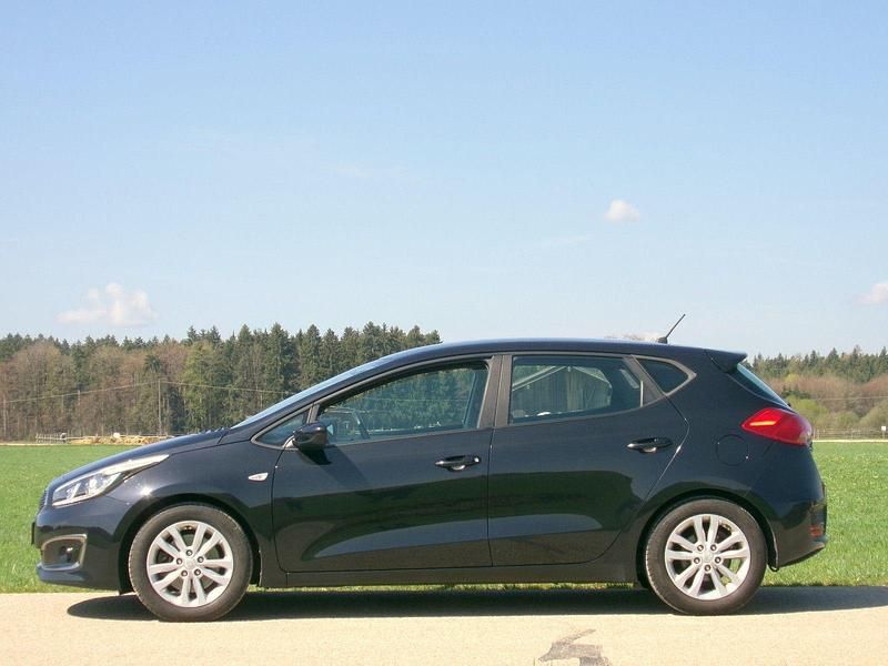 Usado Kia Ceed 99 HP (72 kW) 2017 Preto Citadino