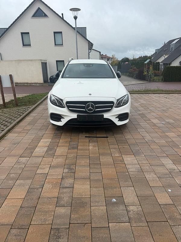 Weiß Gebraucht 2020 Mercedes E400 AMG line Kombi | 23.500 € (Superpreis) - Bild 1/4