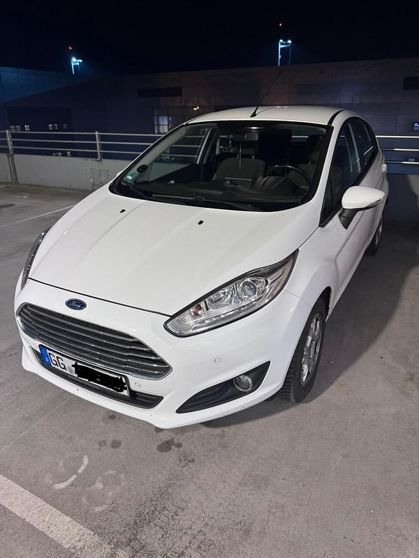 Gebraucht Ford Fiesta 101 PS (74 kW) 2015 Weiß Kleinwagen