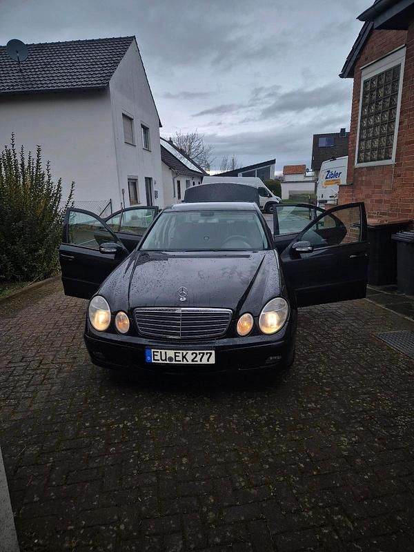Schwarz Gebraucht 2005 Mercedes E220 Limousine | 4.000 € (Fairer Preis) - Bild 1/4