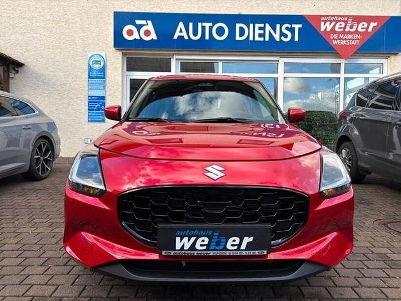 Gebraucht Suzuki Swift Comfort 83 PS (61 kW) 2025 Burning red pearl metallic Kleinwagen