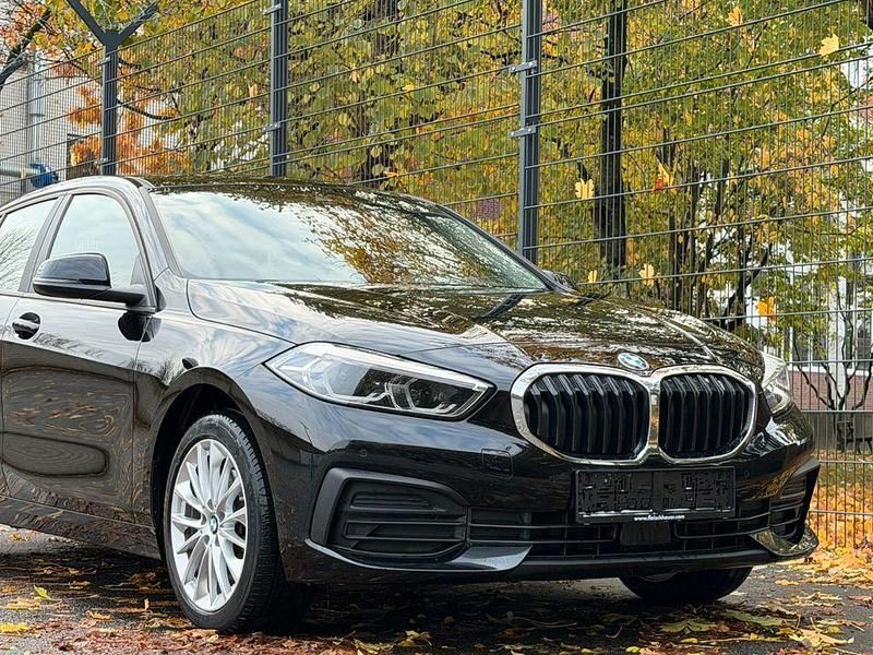 Schwarz Gebraucht 2022 BMW 118 Advantage Kleinwagen | 17.999 € (Fairer Preis) - Bild 1/4