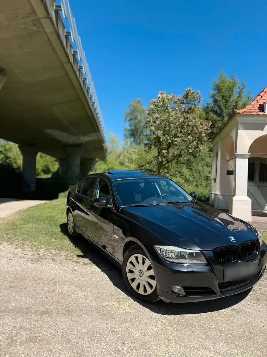 Gebraucht BMW 318 143 PS (105 kW) 2010 Schwarz Limousine
